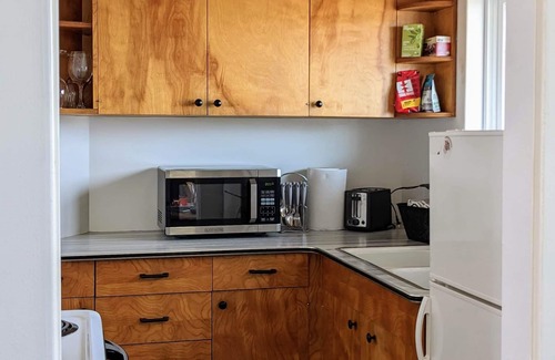 Helena Apartment | Mount Helena views from sunny apartment