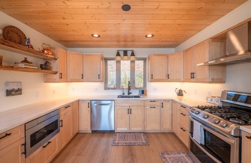 Homer House | Mountain + Bay Views, Fire Pit! A True Retreat!