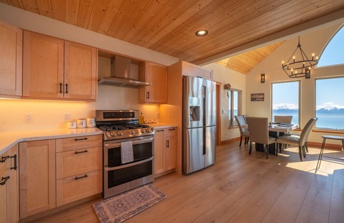 Homer House | Mountain + Bay Views, Fire Pit! A True Retreat!