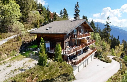 Monteiller Apartment | Mountain Bliss, view and Sauna - Swiss Alps
