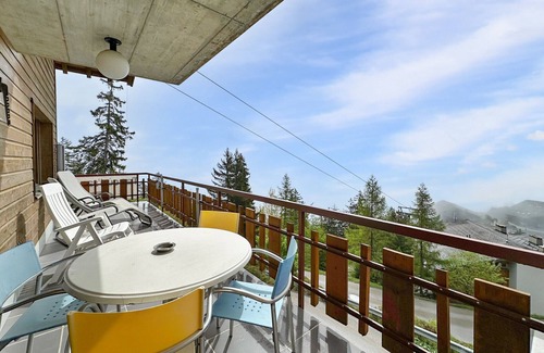 Monteiller Apartment | Mountain Bliss, view and Sauna - Swiss Alps