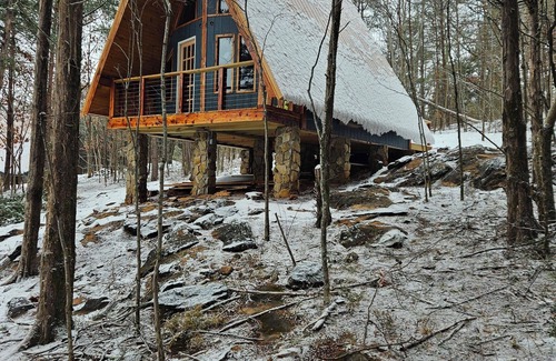Newport Ski Chalet | Mountain Breeze Chalet is custom built in the heart of the Smoky Mountains.