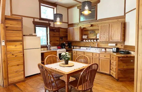 Burnsville Cottage | Mountain Getaway in Celo with Southwest Vibe