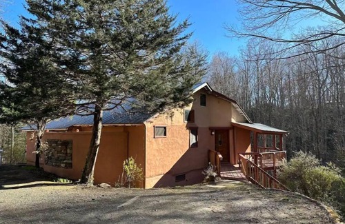 Burnsville Cottage | Mountain Getaway in Celo with Southwest Vibe