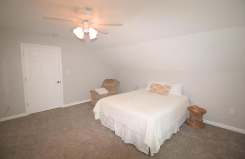 James Creek Apartment | Mountain Getaway with Lake View
