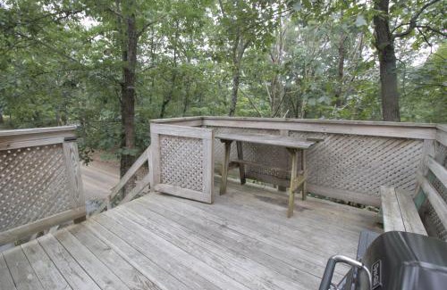 James Creek Apartment | Mountain Getaway with Lake View