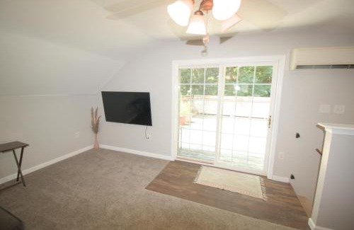 James Creek Apartment | Mountain Getaway with Lake View