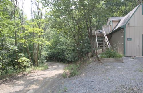 James Creek Apartment | Mountain Getaway with Lake View