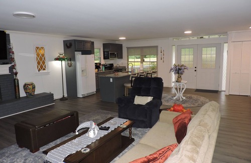 Spruce Pine House | MOUNTAIN GOLF! Charming 3-bedroom house in Spruce Pine with WiFi and AC .