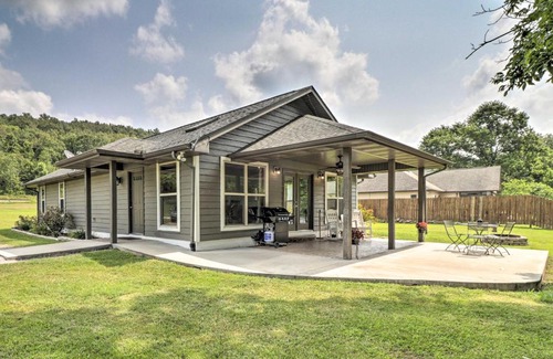 Gassville House | Mountain Home Cottage with Deck on White River!