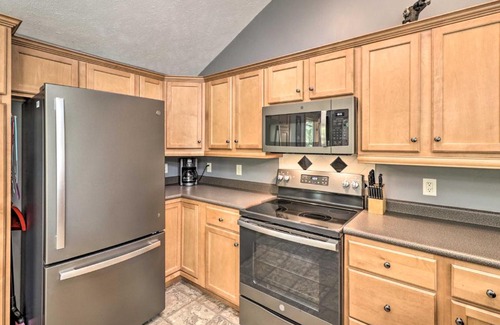 Gassville House | Mountain Home Cottage with Deck on White River!