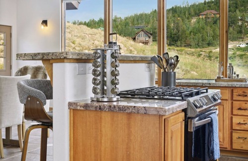 Innsbruck Val Moritz House | Mountain Home: Hot Tub, Views, Chef's Kitchen, Pet-Friendly. Unforgettable Stay!