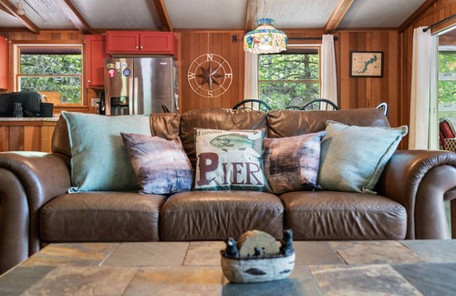 Wallenpaupauk Lake Estates House | Mountain Lair in Lake Wallenpaupack w/Firepit- Near Fall Activities