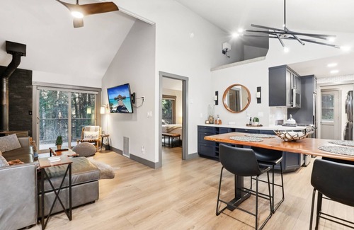 Pollock Pines Cabin | Mountain modern cabin close to Apple Hill wineries and Sly Park Recreation area.