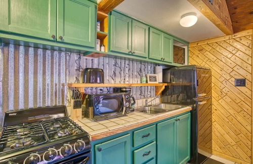 Lyons Cabin | Mountain Retreat: Views, Child-Ready, King Bed