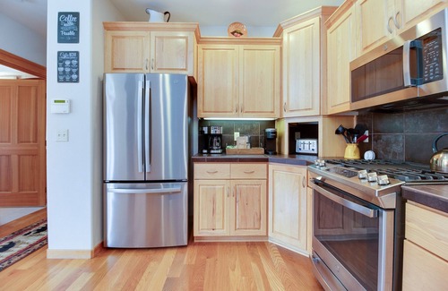 Sisters House | Mountain Sage spacious townhome near downtown Sisters, access to seasonal pool