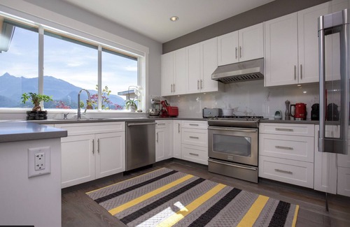 Garibaldi Highlands House | Mountain Serenity Meets Luxury