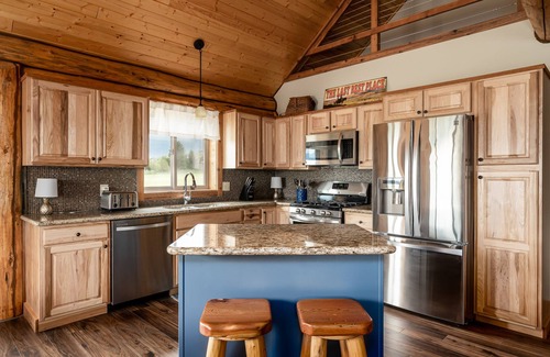 Ennis Cabin | Mountain Tee - Cozy Log Home In Ennis Just Minutes From the Madison River!