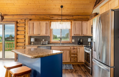 Ennis Cabin | Mountain Tee - Cozy Log Home In Ennis Just Minutes From the Madison River!