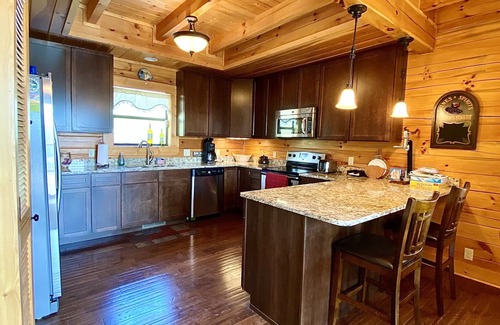 Rock Harbor House | MOUNTAIN TOP CABIN WITH PARTNERING MARINA ON NORRIS LAKE