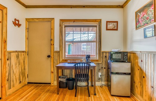 White Salmon Cabin | Mountain & valley-view dog-friendly cabin with courtyard, partial AC, and WiFi