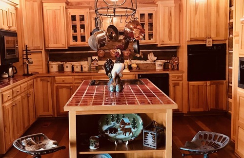 Mountain View Cabin | Mountain View Cabin (sleeps 4) & Bunkhouse (sleeps 6)