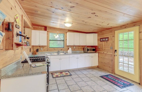 Mountain View Cabin | Mountain-View Cabin on Farm: 3 Mi to Town & Shops
