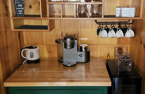 Jefferson Cabin | Mountain View Cabin with Hot Tub near Santas Village
