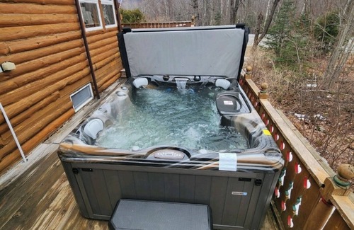 Jefferson Cabin | Mountain View Cabin with Hot Tub near Santas Village