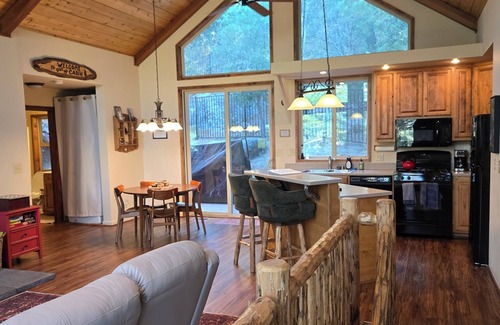 Pine Cove Cabin | Mountain View: Gorgeous Views, AC, Jacuzzi bathtub!
