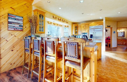 Eagle Mountain Estates House | Mountain-view home in a great location with hot tub, grill, and expansive deck