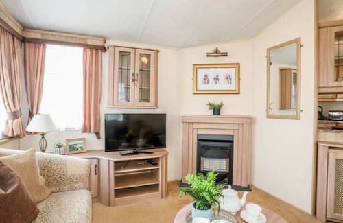 Caergeiliog Cottage | MOUNTAIN VIEW LODGE 2, pet friendly, with a garden in Valley