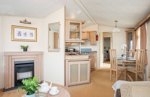 Caergeiliog Cottage | MOUNTAIN VIEW LODGE 2, pet friendly, with a garden in Valley