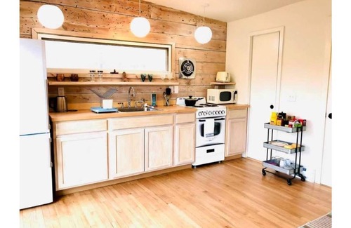 Woodstock Cottage | Mountain view, mid-century style, 1 mile to town!
