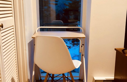 Woodstock Cottage | Mountain view, mid-century style, 1 mile to town!