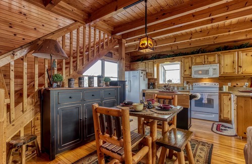 Wears Valley Cabin | Mountain Views/Dog-Friendly & Fully Fenced Yard