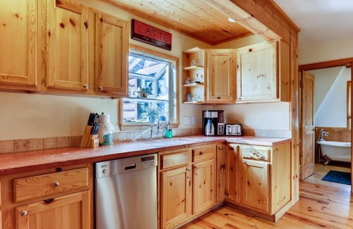 Summit Cove House | Mountain Views, Hot Tub, Incredible Location! Dog Friendly! nBCA-47331