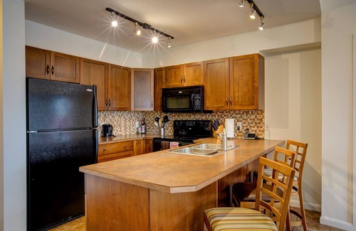 South Pandosy Apartment | Mountainview getaway at Playa Del Sol
