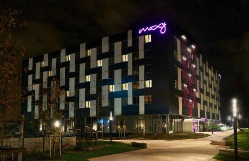 Roissy-en-France Hotel | Moxy Paris Charles de Gaulle Airport