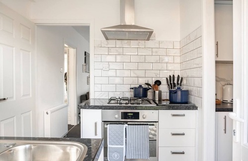 Redbridge Apartment | Moydom- Cosy one bed apartment- 2 mins from Gants Hill Tube station
