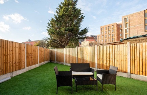 Redbridge Apartment | Moydom- Cosy one bed apartment- 2 mins from Gants Hill Tube station