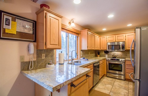 Deer Park House | MTBA05 - Quiet Setting, A/C, Private Hot Tub, Dog Loving
