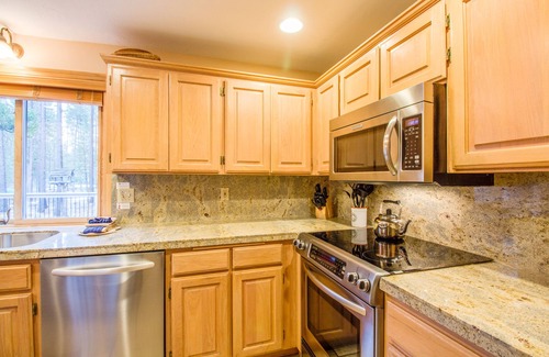 Deer Park House | MTBA05 - Quiet Setting, A/C, Private Hot Tub, Dog Loving