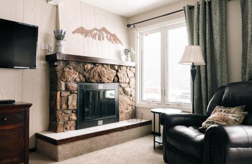 Copper Mountain Village House | MTN View - Close to Lifts - Heated Pool - Copper