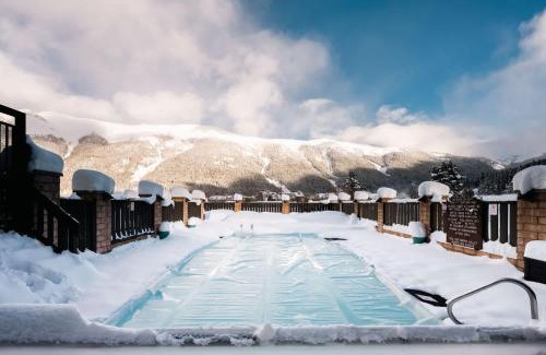 Copper Mountain Village House | MTN View - Close to Lifts - Heated Pool - Copper