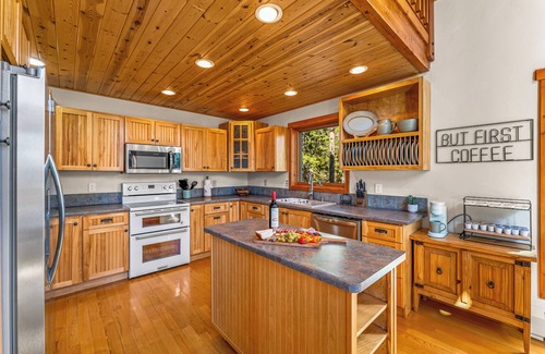Grand View Highlands Cabin | Mtn Views! 4k SqFt! Gym! Hot tub! 4 King Ensuites+