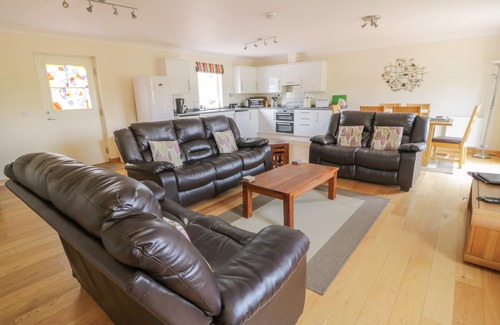 Murthly Cottage | MUIR IOSAL, pet friendly, with a garden in Blairgowrie