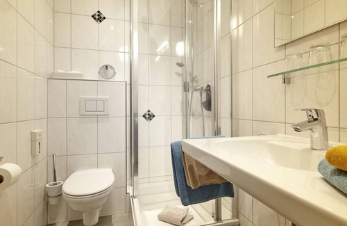 Schweich House | Multi-bed room with shower and WC - Hotel "Zum Stern"