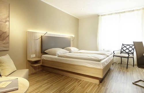 Schweich House | Multi-bed room with shower and WC - Hotel "Zum Stern"