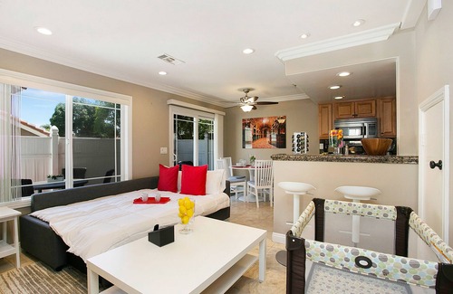 Downtown Condo | Multi-Level 2BR-Fast WiFI-Free Parking!-CM-1